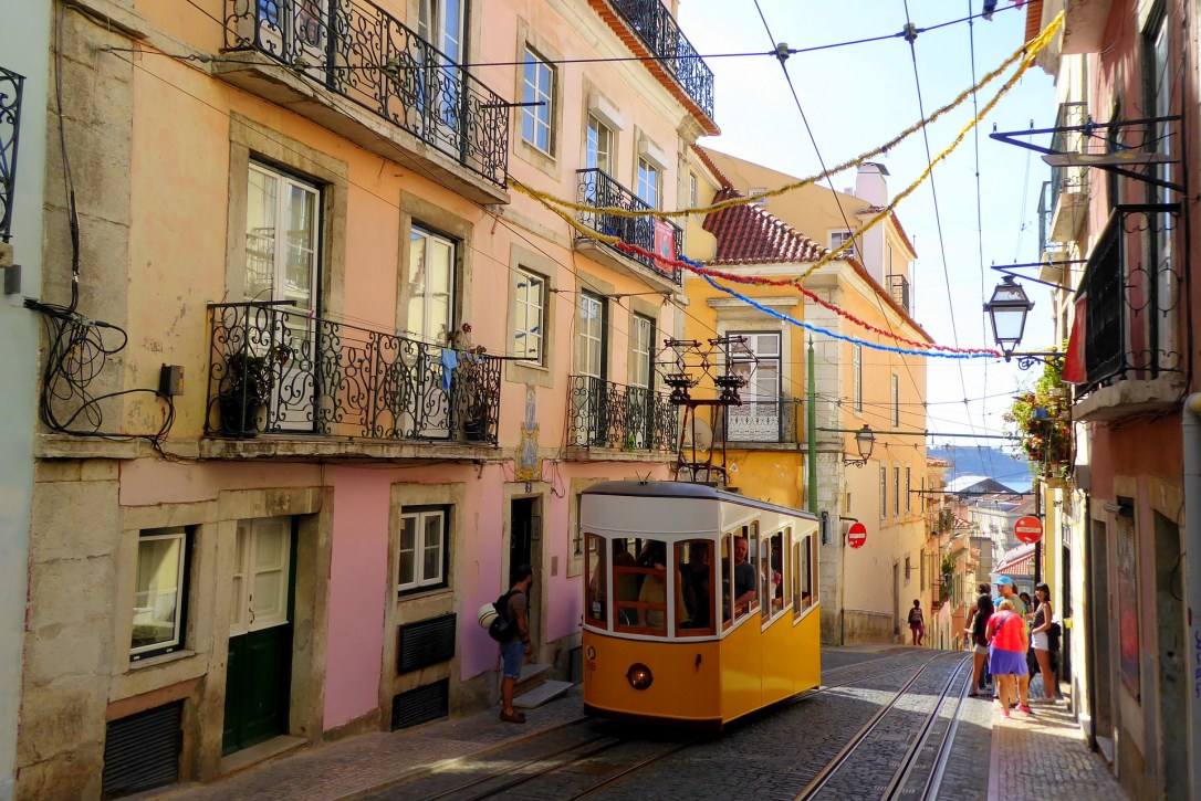 lisbon-2898787_1920